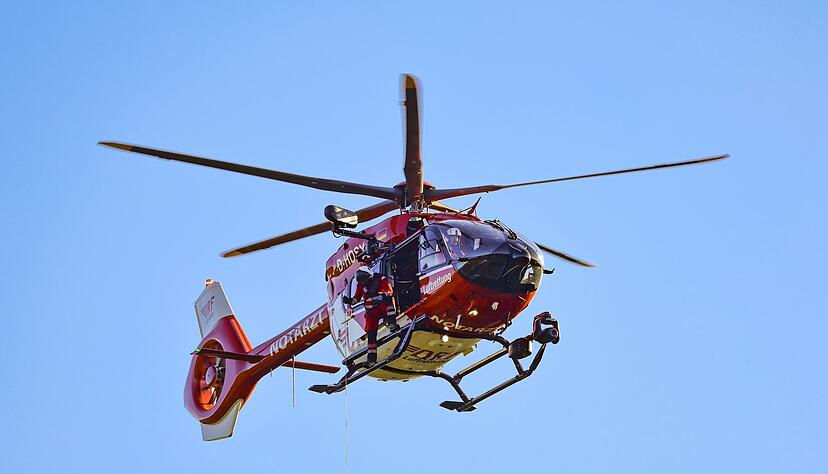Per Hubschrauber wurde einer der Verletzten aus dem leeren Stausee befreit und ins Krankenhaus geflogen. (Symbolbild)