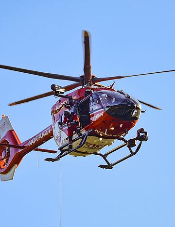 Per Hubschrauber wurde einer der Verletzten aus dem leeren Stausee befreit und ins Krankenhaus geflogen. (Symbolbild)