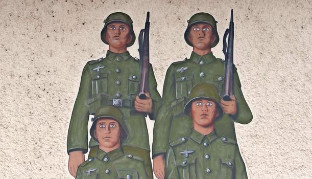 Dieses Wandbild zeigt Wehrmachtsoldaten und ziert die Hauptwache an der Hochstaufen-Kaserne in Bad Reichenhall , die wegen der mutmaßlichen sexuellen Belästigungen eines Soldaten durch Vorgesetzte in die Schlagzeilen geriet. Foto: dpa Dieses Wandbild zeigt Wehrmachtsoldaten und ziert die Hauptwache an der Hochstaufen-Kaserne in Bad Reichenhall , die wegen der mutmaßlichen sexuellen Belästigungen eines Soldaten durch Vorgesetzte in die Schlagzeilen geriet. Foto: dpa