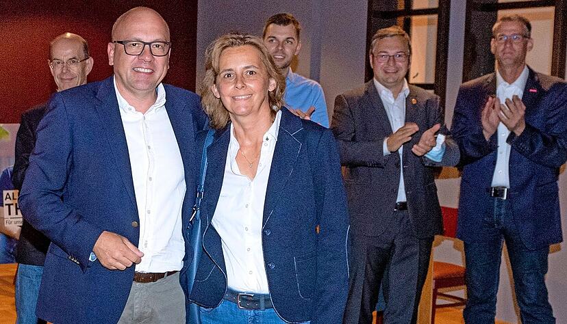 Alexander Throm konnte sein Direktmandat im Wahlkreis Heilbronn verteidigen. Ehefrau Elvira gratuliert zuerst, Parteifreunde spenden Applaus.
Foto: Berger Alexander Throm konnte sein Direktmandat im Wahlkreis Heilbronn verteidigen. Ehefrau Elvira gratuliert zuerst, Parteifreunde spenden Applaus.
Foto: Berger