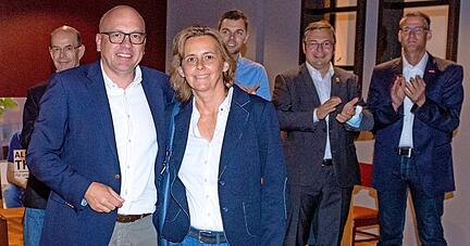 Alexander Throm konnte sein Direktmandat im Wahlkreis Heilbronn verteidigen. Ehefrau Elvira gratuliert zuerst, Parteifreunde spenden Applaus.
Foto: Berger