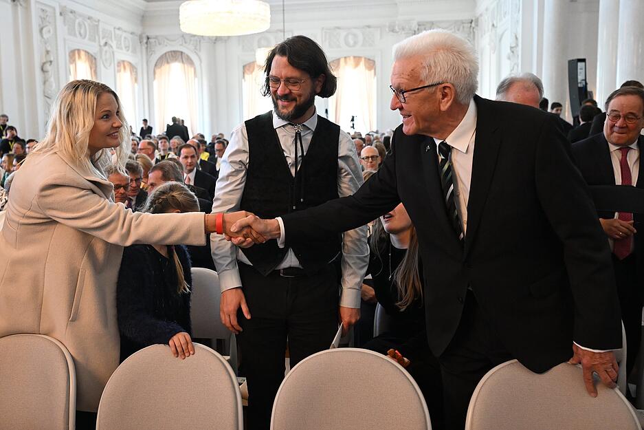 Familienangeh&ouml;rige von Ministerpr&auml;sident Winfried Kretschmann (rechts, Gr&uuml;ne) kommen zur Verabschiedung des baden-w&uuml;rttembergischen Ministerpr&auml;sidenten.