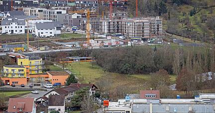 Das noch unbebaute Grundstück in Weinsberg grenzt an das gelbe Lebenshaus der Aufbaugilde (links). Das Areal hat die Stadt vergünstigt verkauft.
Foto: Ralf Seidel Das noch unbebaute Grundstück in Weinsberg grenzt an das gelbe Lebenshaus der Aufbaugilde (links). Das Areal hat die Stadt vergünstigt verkauft.
Foto: Ralf Seidel