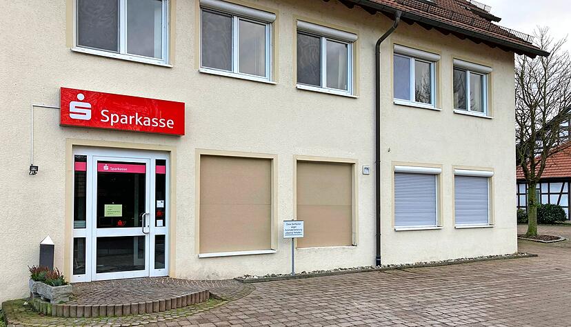 Mit Pressspanplatten hatten Mitarbeiter der Sparkasse die zerstörten Fenster der SB-Filiale in Schwabbach gesichert. Drinnen sah es schlimm aus.
Foto: Adrian Hoffmann