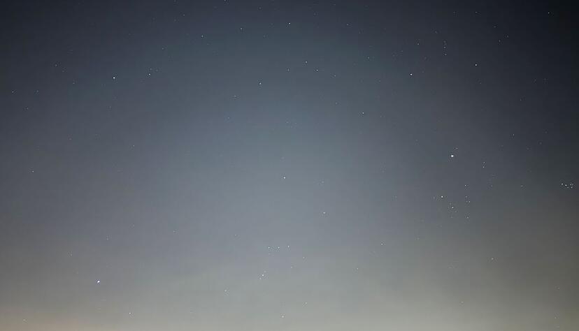 Geschmackssache: Das iPhone 15 Pro (oben) f&auml;ngt mehr Licht ein und zeigt auch mehr Details. Insgesamt sieht der Nachthimmel mit dem iPhone 16e (unten) ein wenig echter aus - daf&uuml;r belichtet es deutlich l&auml;nger.