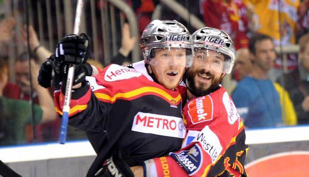 Brandon Reid (r) war in der DEL auch schon f&uuml;r die DEG Metro Stars aktiv. Foto: David Ebener