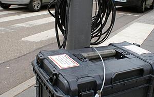 Mit solchen Messkoffern samt Kameras wurde der Verkehr erfasst.