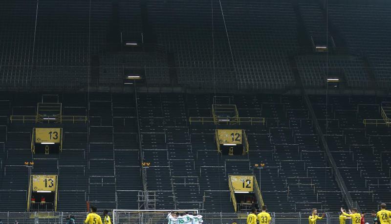 Die S&uuml;dtrib&uuml;ne im Dortmunder Stadion blieb gegen Wolfsburg leer. Foto: Ina Fassbender