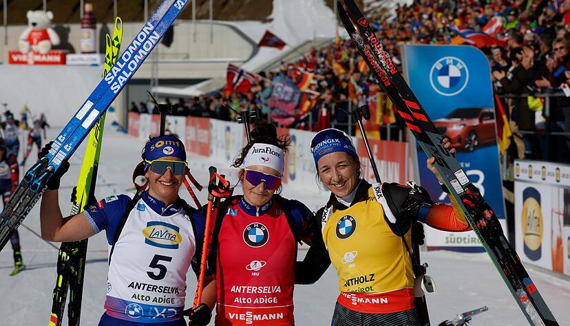 Franziska Preuß (rechts) kämpft gegen Lou Jeanmonnot (Mitte) um den Sieg im Gesamtweltcup.