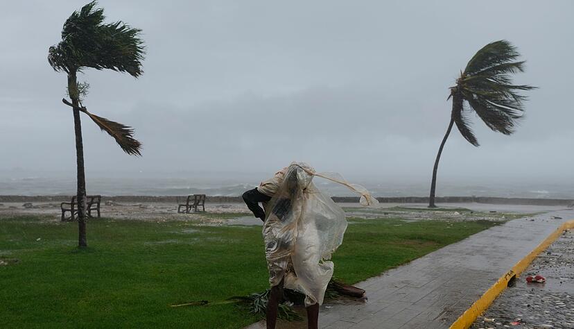 Ein Mann geht spazieren, während sich der Hurrikan "Melissa" nähert. Ein Mann geht spazieren, während sich der Hurrikan "Melissa" nähert.