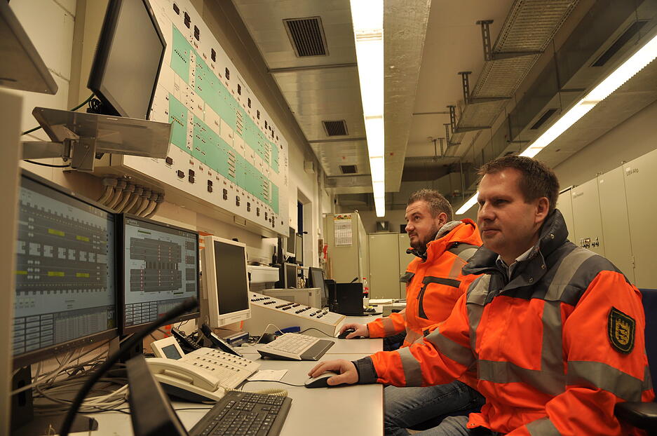 In der Kommandozentrale ist das Personal stets über alles informiert, was im Tunnel passiert. Heute ist der Raum nur noch zweite Sicherheitsebene, die zentrale Kontrolle läuft über ein Überwachungszentrum in Stuttgart. Hier gehen auch Videobilder von den Fahrbahnen ein. Während der Bauphase wird auch die Sicherheitstechnik auf den neuesten Stand gebracht. Die Zahl der Kameras wird verdoppelt. In der Kommandozentrale ist das Personal stets über alles informiert, was im Tunnel passiert. Heute ist der Raum nur noch zweite Sicherheitsebene, die zentrale Kontrolle läuft über ein Überwachungszentrum in Stuttgart. Hier gehen auch Videobilder von den Fahrbahnen ein. Während der Bauphase wird auch die Sicherheitstechnik auf den neuesten Stand gebracht. Die Zahl der Kameras wird verdoppelt.