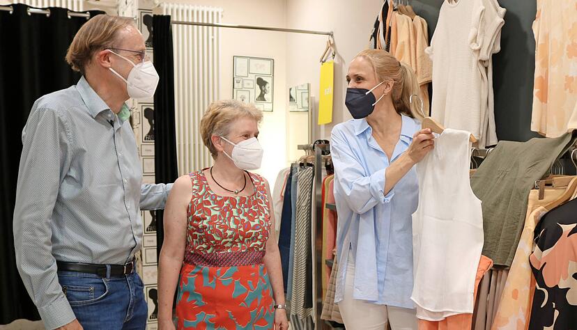 Genießen ihren ersten Shopping-Bummel nach dem Lockdown: Martina (Mi.) und Michael Weckesser, gut beraten von Diana Rossmann. Foto: Bettina Hachenberg