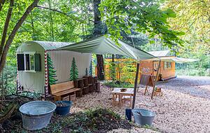 Mit viel Liebe zum Detail wurde der neue Waldkindergarten in Neuenstadt gestaltet. R&uuml;ckzugsm&ouml;glichkeiten gibt es unter anderem in einem Bauwagen und einer beheizbaren Holzh&uuml;tte.
Fotos: Mario Berger