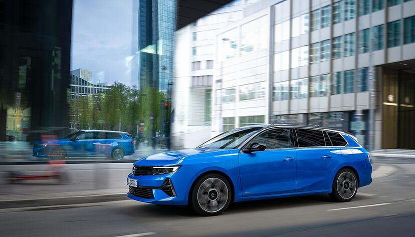 Durch den gestreckten Radstand und die gestutzten &Uuml;berh&auml;nge erh&auml;lt der Opel Astra Sports Tourer knackigere Proportionen als fr&uuml;her.