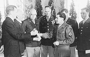 Paul H. Distelbarth (Zweiter von links) und Hermann Schwerdtfeger erhalten im Heilbronner Schie&szlig;haus die Lizenz von der US Milit&auml;rregierung. Foto: Archiv/HSt