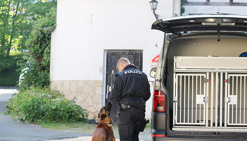 Mit Mitgliedern der Hundestaffel durchsuchen Polizeibeamte nach dem Verbot der Reichsb&uuml;rger-Gruppe "K&ouml;nigreich Deutschland" ein Geb&auml;ude in Gera.