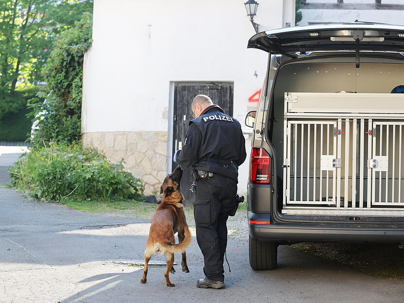 Mit Mitgliedern der Hundestaffel durchsuchen Polizeibeamte nach dem Verbot der Reichsbürger-Gruppe "Königreich Deutschland" ein Gebäude in Gera. Mit Mitgliedern der Hundestaffel durchsuchen Polizeibeamte nach dem Verbot der Reichsbürger-Gruppe "Königreich Deutschland" ein Gebäude in Gera.