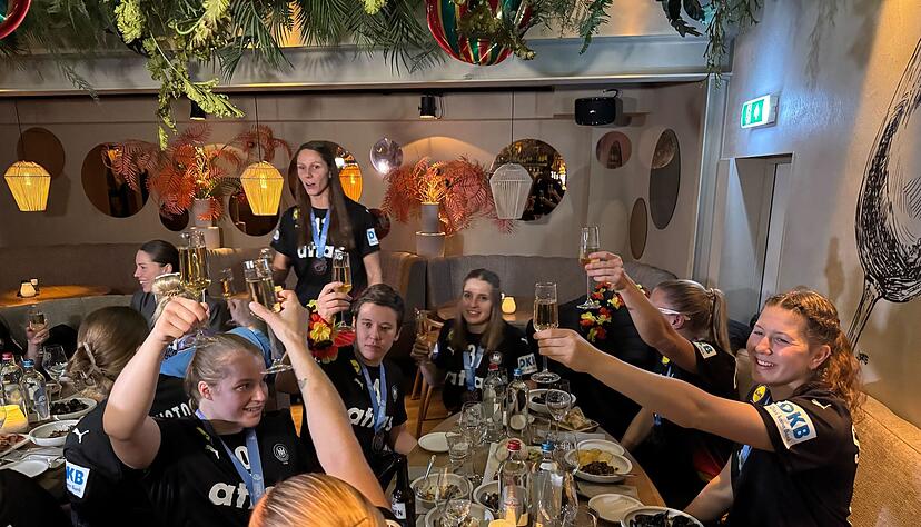 In einem Restaurant im Zentrum von Rotterdam wurde gefeiert. In einem Restaurant im Zentrum von Rotterdam wurde gefeiert.