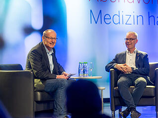 Abendvorlesung "Medizin hautnah": Stimme-Redakteur Thomas Zimmermann (links) im Gespräch mit Gerichtsmediziner Dr. Frank Joachim Reuther. Abendvorlesung "Medizin hautnah": Stimme-Redakteur Thomas Zimmermann (links) im Gespräch mit Gerichtsmediziner Dr. Frank Joachim Reuther.