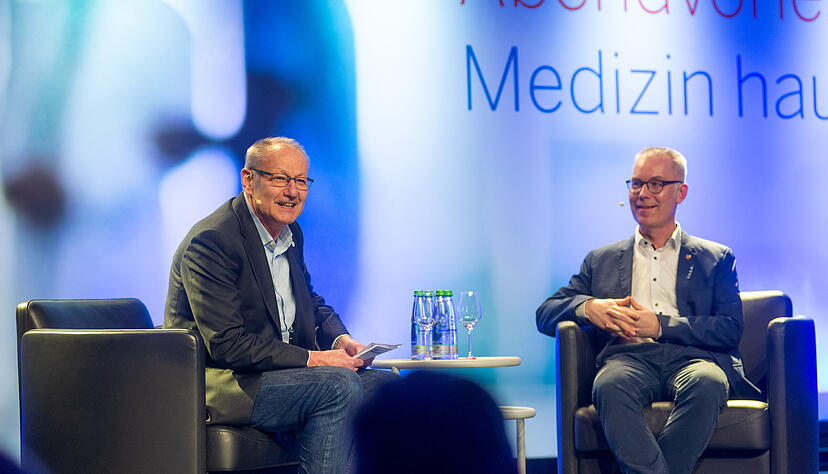 Abendvorlesung "Medizin hautnah": Stimme-Redakteur Thomas Zimmermann (links) im Gespr&auml;ch mit Gerichtsmediziner Dr. Frank Joachim Reuther.