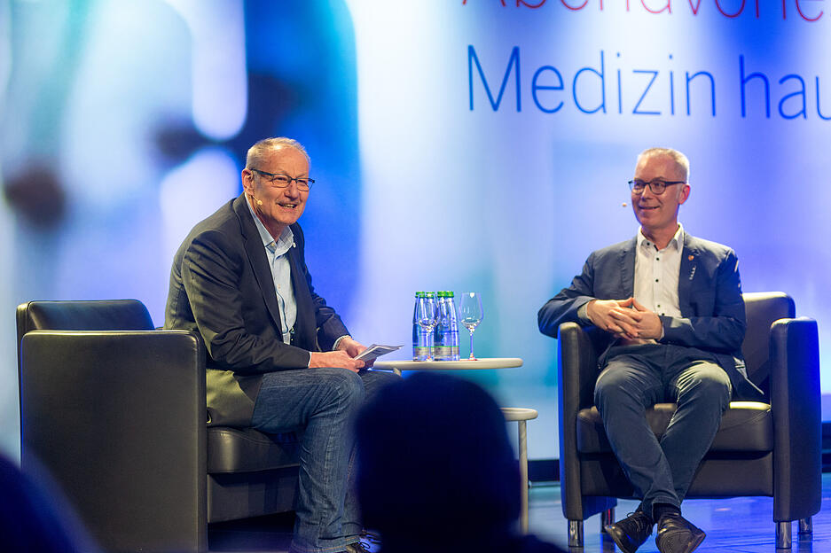 Abendvorlesung "Medizin hautnah": Stimme-Redakteur Thomas Zimmermann (links) im Gespr&auml;ch mit Gerichtsmediziner Dr. Frank Joachim Reuther.