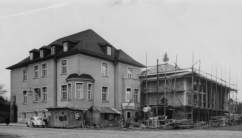 Richtfest für den Saal-Anbau am Haus des Handwerks im März 1953. Der Saal soll 450 Personen fassen; an ihn schließt sich zum Hof hin eine Terrasse an, die wie der Saal von der Gaststätte aus zugänglich ist. Richtfest für den Saal-Anbau am Haus des Handwerks im März 1953. Der Saal soll 450 Personen fassen; an ihn schließt sich zum Hof hin eine Terrasse an, die wie der Saal von der Gaststätte aus zugänglich ist.