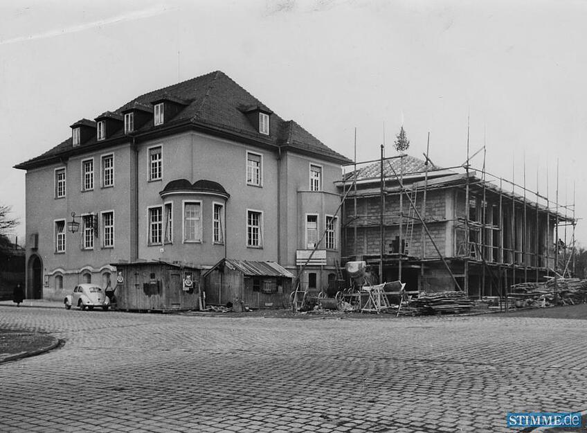 Richtfest für den Saal-Anbau am Haus des Handwerks im März 1953. Der Saal soll 450 Personen fassen; an ihn schließt sich zum Hof hin eine Terrasse an, die wie der Saal von der Gaststätte aus zugänglich ist. Richtfest für den Saal-Anbau am Haus des Handwerks im März 1953. Der Saal soll 450 Personen fassen; an ihn schließt sich zum Hof hin eine Terrasse an, die wie der Saal von der Gaststätte aus zugänglich ist.