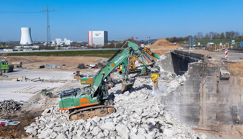 Der Abbruch des ersten Teils der Br&uuml;cke &uuml;ber der B27 klappte problemlos. Die vier Abbruchbagger haben ganze Arbeit geleistet.
Foto: Mario Berger