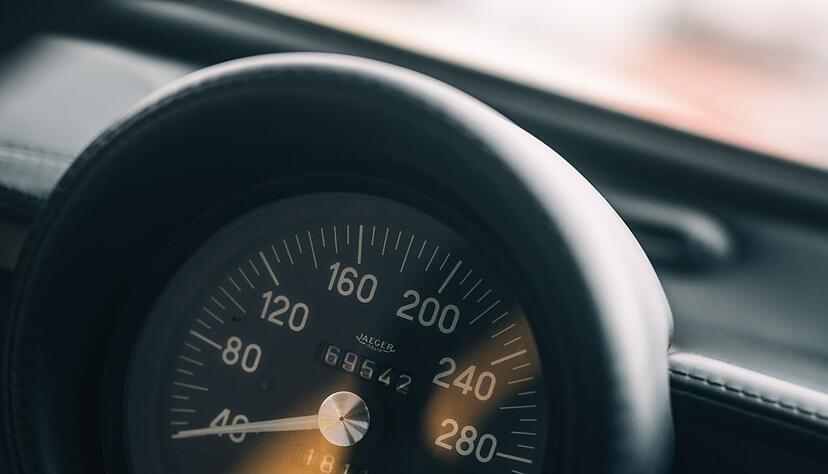 Pragmatische Beschriftung: Der Tacho beginnt bei Tempo 40 und endet bei 320 km/h.