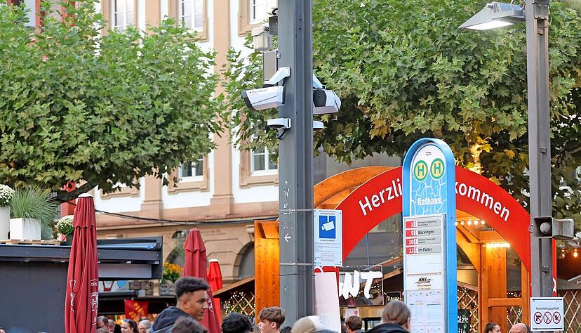 Die &Uuml;berwachungskameras auf dem Heilbronner Marktplatz wurden erst diesen Sommer installiert. W&auml;hrend des Weindorfs sind sie zu bestimmten Zeiten in Betrieb. Die meisten Besucher und Beschicker k&uuml;mmern sind gar nicht drum.
Foto: Ralf Seidel