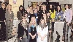 Elf Teilnehmerinnen, die Vorsitzende Natalie Scheerle-Walz (links) , Bürgermeisterin Margarete Krug (Zweite v. links) und Mitglieder des Clubs.Foto: Carina Wolpert Elf Teilnehmerinnen, die Vorsitzende Natalie Scheerle-Walz (links) , Bürgermeisterin Margarete Krug (Zweite v. links) und Mitglieder des Clubs.Foto: Carina Wolpert