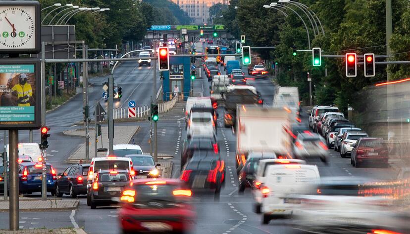 Volle Straßen, Stop-and-Go: Manchmal werden Ampeln auch rot, wenn man bereits die Haltelinie überquert hat.
