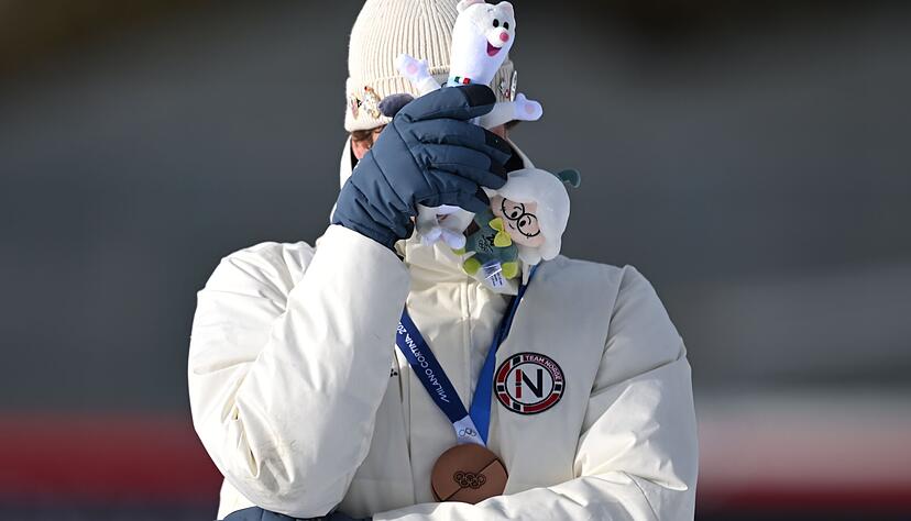 Emotionale Achterbahn bei der Siegerehrung: Sturla Holm Laegreid aus Norwegen mit seinem Bronzemedaille aus dem Einzelrennen. Emotionale Achterbahn bei der Siegerehrung: Sturla Holm Laegreid aus Norwegen mit seinem Bronzemedaille aus dem Einzelrennen.