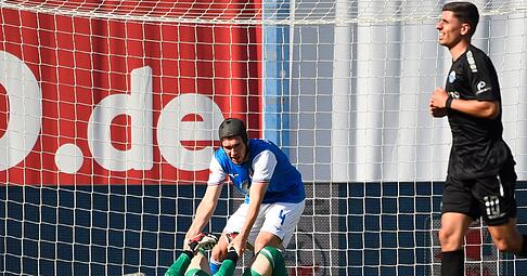 Damian Roßbach hilft Torwart Markus Kolke hoch. Der Rostocker Keeper patzte vor dem 1:1-Ausgleich.