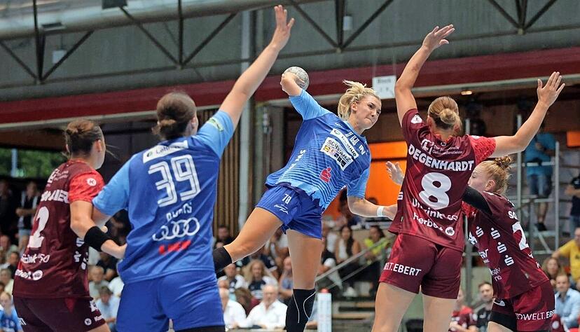 Selten kam Neckarsulms Neuzugang Paulina Uscinowicz am Freitagabend im Bundesliga-Auftaktspiel so frei zum Abschluss wie in dieser Szene gegen Meike Schmelzer (rechts) und Lena Degenhardt. Selten kam Neckarsulms Neuzugang Paulina Uscinowicz am Freitagabend im Bundesliga-Auftaktspiel so frei zum Abschluss wie in dieser Szene gegen Meike Schmelzer (rechts) und Lena Degenhardt.