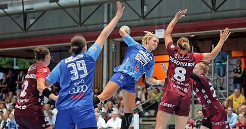 Selten kam Neckarsulms Neuzugang Paulina Uscinowicz am Freitagabend im Bundesliga-Auftaktspiel so frei zum Abschluss wie in dieser Szene gegen Meike Schmelzer (rechts) und Lena Degenhardt.