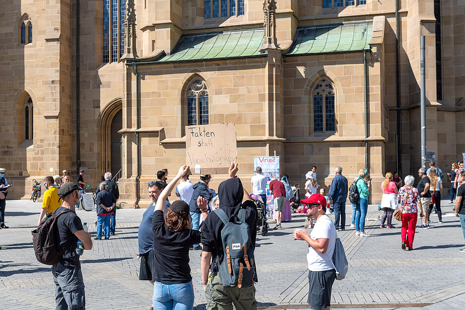 Szene vom Kiliansplatz: "Fakten statt Verschw&ouml;rung" h&auml;lt diese Gruppe den Demonstranten entgegen.