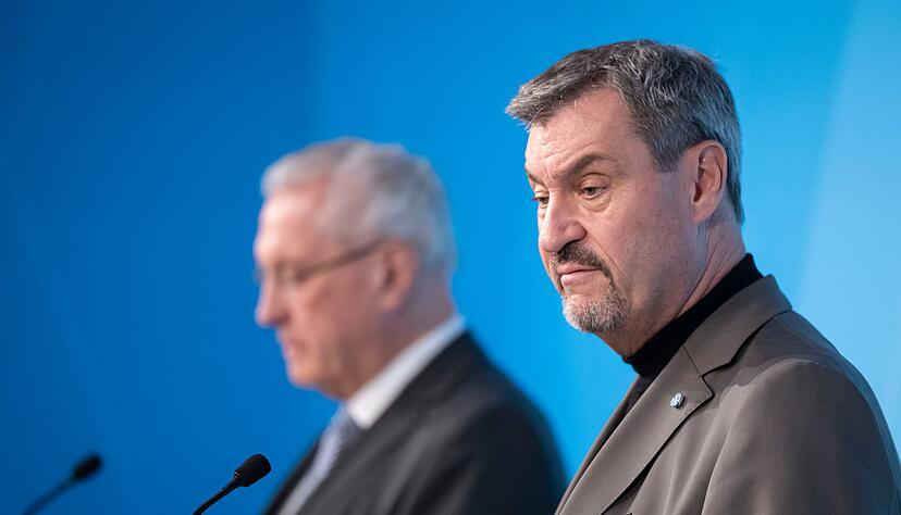 Der Bayerische Ministerpräsident Markus Söder (r, CSU) und Bayerns spricht Innenminister Joachim Herrmann (CSU) sehen die Schuld vor allem beim Bundesamt für Migration und Flüchtlinge (Bamf) und verweisen zudem auf die von ihnen schon länger kritisierte Migrationspolitik der Bundesregierung. Der Bayerische Ministerpräsident Markus Söder (r, CSU) und Bayerns spricht Innenminister Joachim Herrmann (CSU) sehen die Schuld vor allem beim Bundesamt für Migration und Flüchtlinge (Bamf) und verweisen zudem auf die von ihnen schon länger kritisierte Migrationspolitik der Bundesregierung.