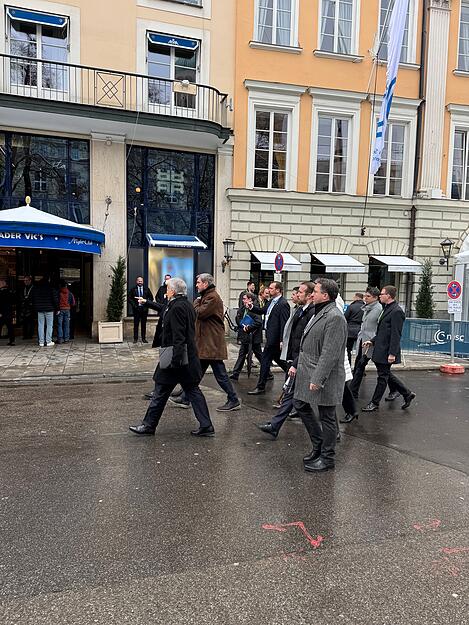 Bayerns Ministerpräsident Markus Söder (CSU) kommt zu Fuß am Tagungsort, dem Hotel Bayerischer Hof, an und gibt Interviews. Bayerns Ministerpräsident Markus Söder (CSU) kommt zu Fuß am Tagungsort, dem Hotel Bayerischer Hof, an und gibt Interviews.
