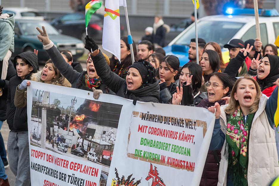 Teilnehmer einer pro-kurdischen Demonstration ziehen durch die Innenstadt von Heilbronn.