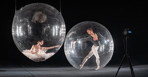 Friedemann Vogel und Elisa Badenes performen während der Kunstaktion «Social Distance Stacks» des Künstlers Florian Mehnert an der John Cranko Schule in einem PVC Ball das Ballettstück Giselle.
