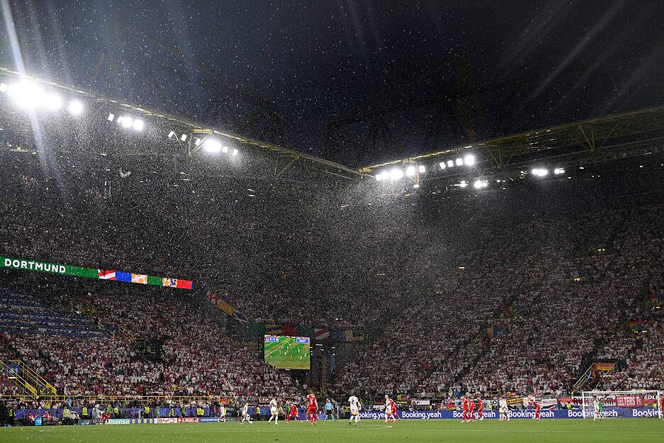 Es war kaum noch was zu sehen im Dortmunder Stadion aufgrund des Unwetters beim Spiel Deutschland gegen Dänemark.