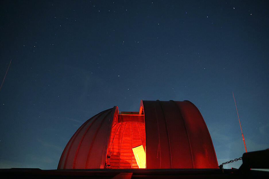 Das Foto zeigt das Teleskop der Robert-Mayer-Sternwarte in Heilbronn. Links im Bild ist eine Sternschnuppe zu erkennen. Das Foto zeigt das Teleskop der Robert-Mayer-Sternwarte in Heilbronn. Links im Bild ist eine Sternschnuppe zu erkennen.