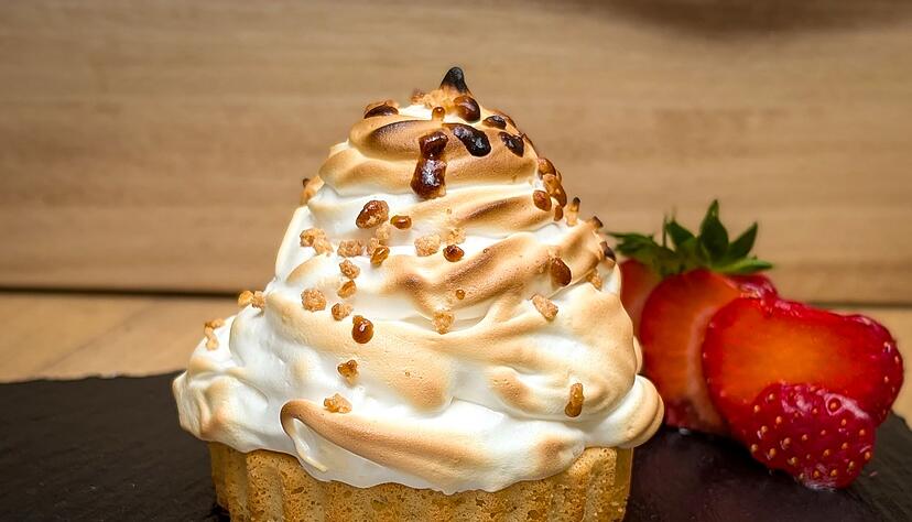 Sieht wie ein Törtchen mit Sahne aus, doch es hat einen eiskalten Kern: Der Eischnee, der hier beim Grillen zum Baiser wird, verhindert als schützende Hülle, dass das Eis im Inneren schmilzt. Sieht wie ein Törtchen mit Sahne aus, doch es hat einen eiskalten Kern: Der Eischnee, der hier beim Grillen zum Baiser wird, verhindert als schützende Hülle, dass das Eis im Inneren schmilzt.