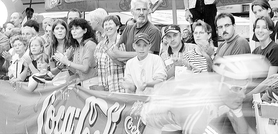Coca-Cola-Trophy 1999:  Zuschauer säumen die Strecke und applaudieren.