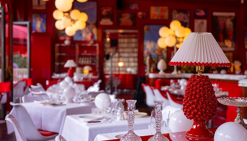 Eine dekorative Lampe steht im Speisesaal im Restaurant «Coccodrillo» im Weinbergspark. Eine dekorative Lampe steht im Speisesaal im Restaurant «Coccodrillo» im Weinbergspark.