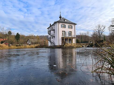Das Trappenseeschlösschen in Heilbronn präsentiert sich am Sonntag von seiner winterlichen Seite.