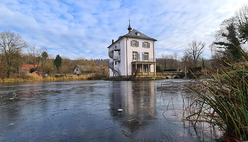 Das Trappenseeschlösschen in Heilbronn präsentiert sich am Sonntag von seiner winterlichen Seite.