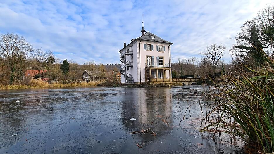 Das Trappenseeschl&ouml;sschen in Heilbronn pr&auml;sentiert sich am Sonntag von seiner winterlichen Seite.