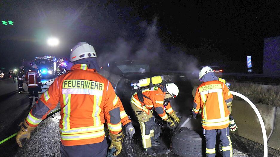 Dabei wurde auch die Fahrbahn in Mitleidenschaft gezogen, wie eine Sprecherin der Polizei erkl&auml;rte.